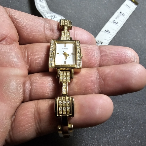 Guess Ladies Quartz Cocktail Watch Gold Tone Crystal Accents White Dial Working - Picture 2 of 8